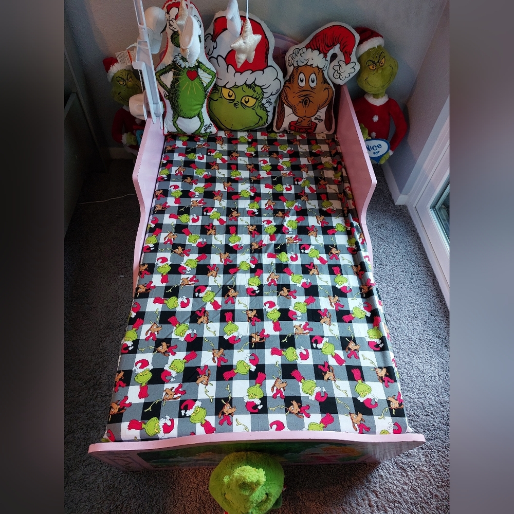 Grinch Fitted toddler bedsheet/ crib sheet
